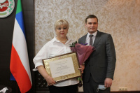Глава Хакасии вручил государственную награду руководителю Центра с. Таштып