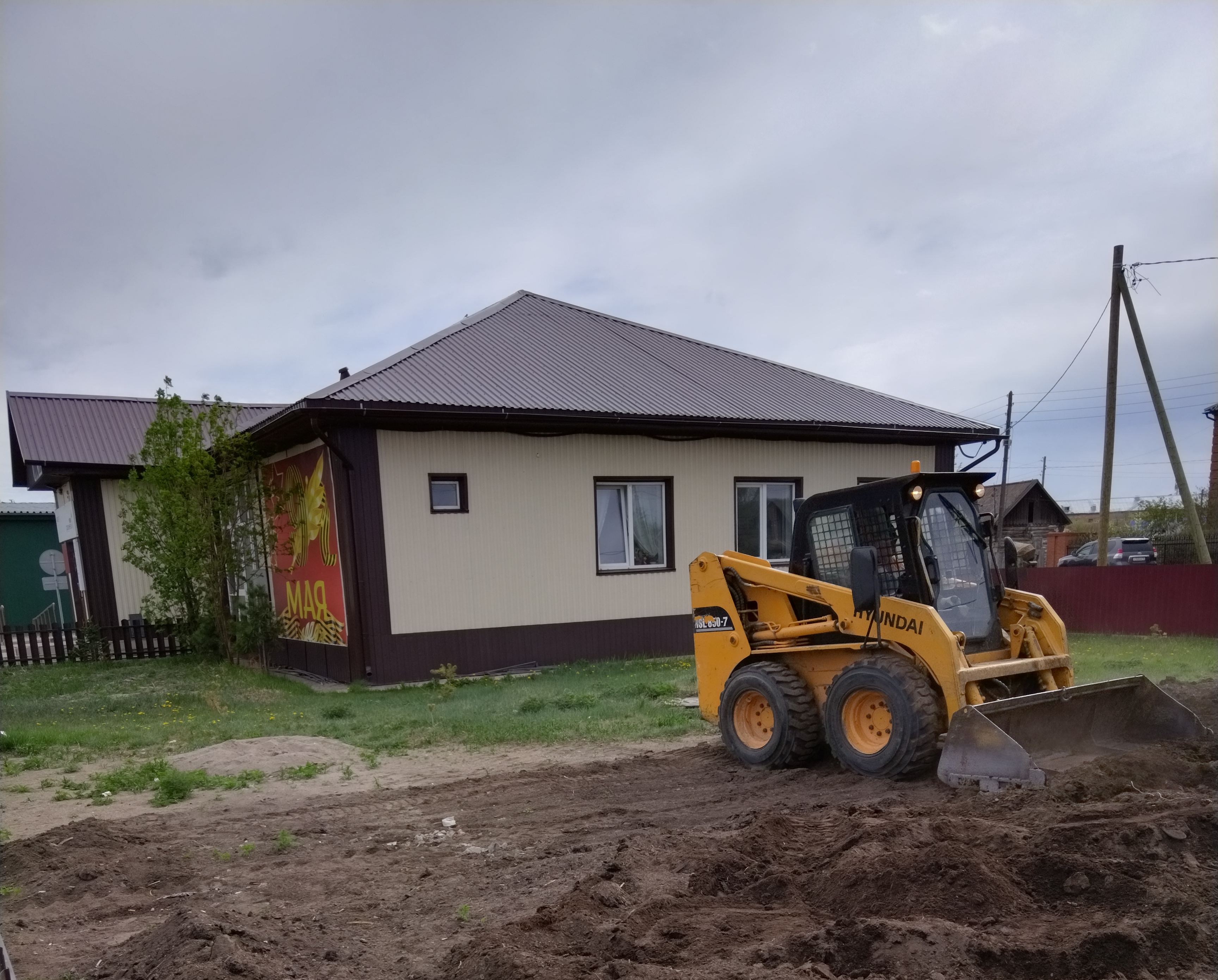 Сотрудники центра "Мои документы" п. Шира проводят работы по благоустройству прилегающей территории