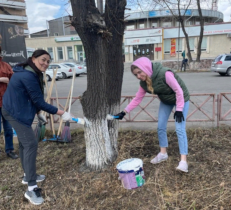 Сотрудники МФЦ Хакасии г. Абакана приняли участие в субботнике
