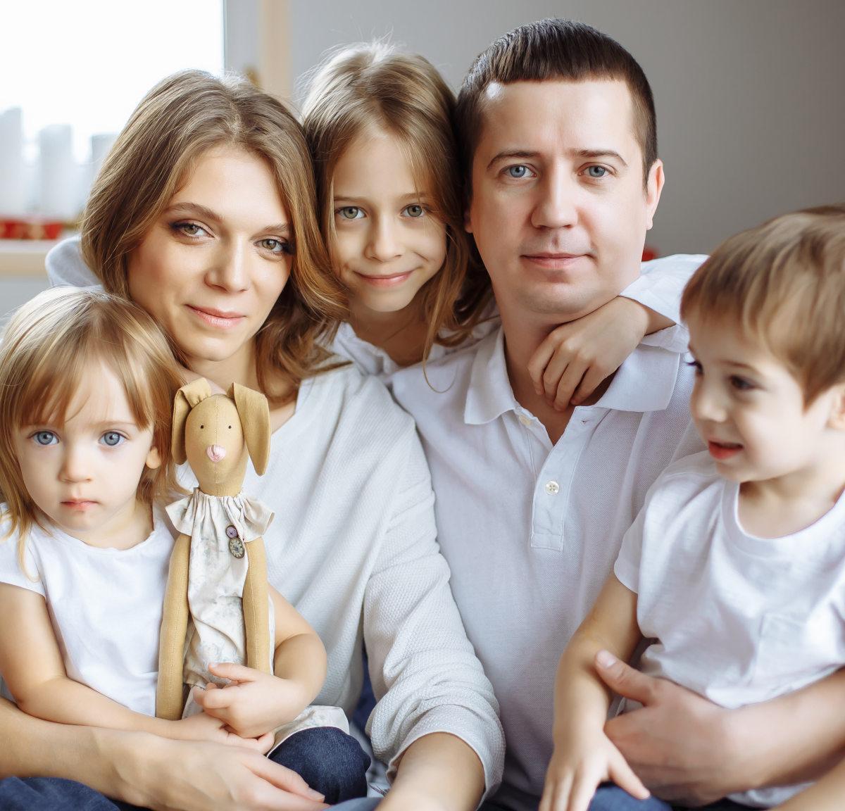 Отделение СФР пересмотрит право на единое пособие для многодетных семей с превышением дохода до 10%